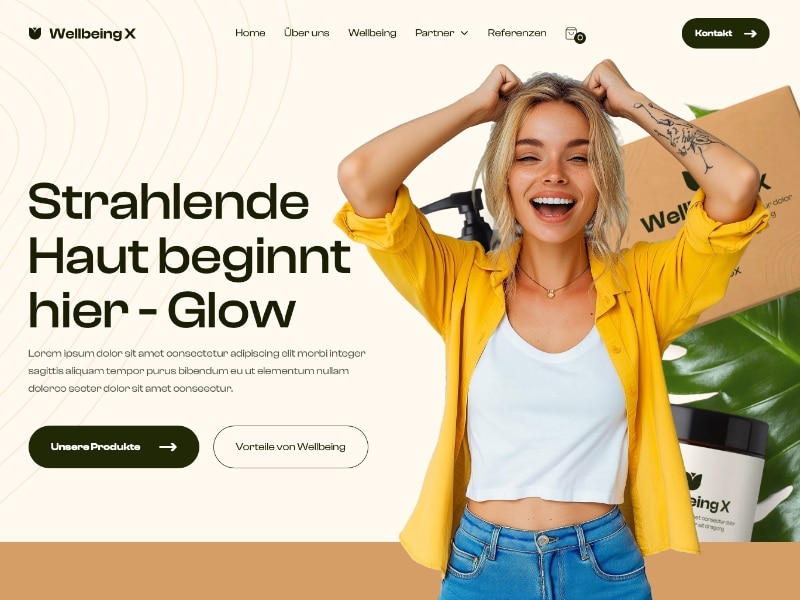 Lachende Frau, die eine Expertin ist für Online Shops und im Hintergrund ein Online Shop