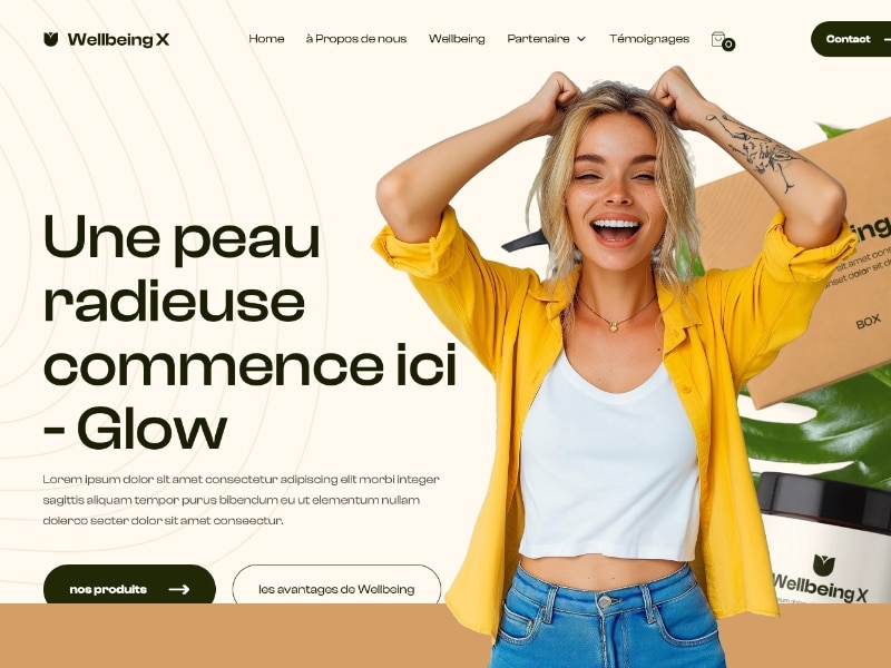 Lachende Frau, die eine Expertin ist für Online Shops und im Hintergrund ein Online Shop