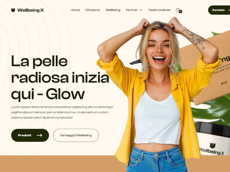 Lachende Frau, die eine Expertin ist für Online Shops und im Hintergrund ein Online Shop