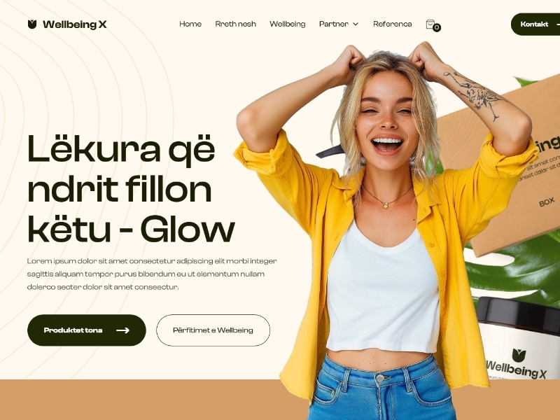 Lachende Frau, die eine Expertin ist für Online Shops und im Hintergrund ein Online Shop